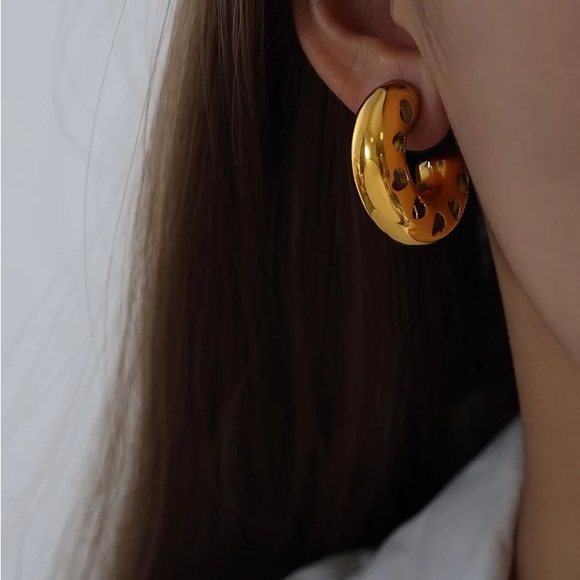 NEW💎18K Gold Plated Hollow Heart Design Chunky Hoop Earrings* - Picture 5 of 10
